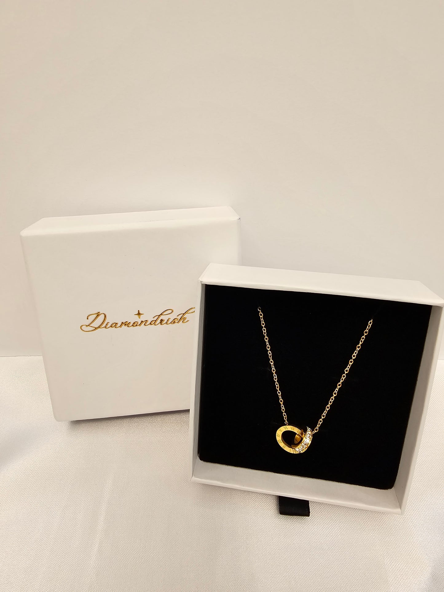 AVVIA INTERLOCKING ROMAN NECKLACE (18K Gold Plated Steel)