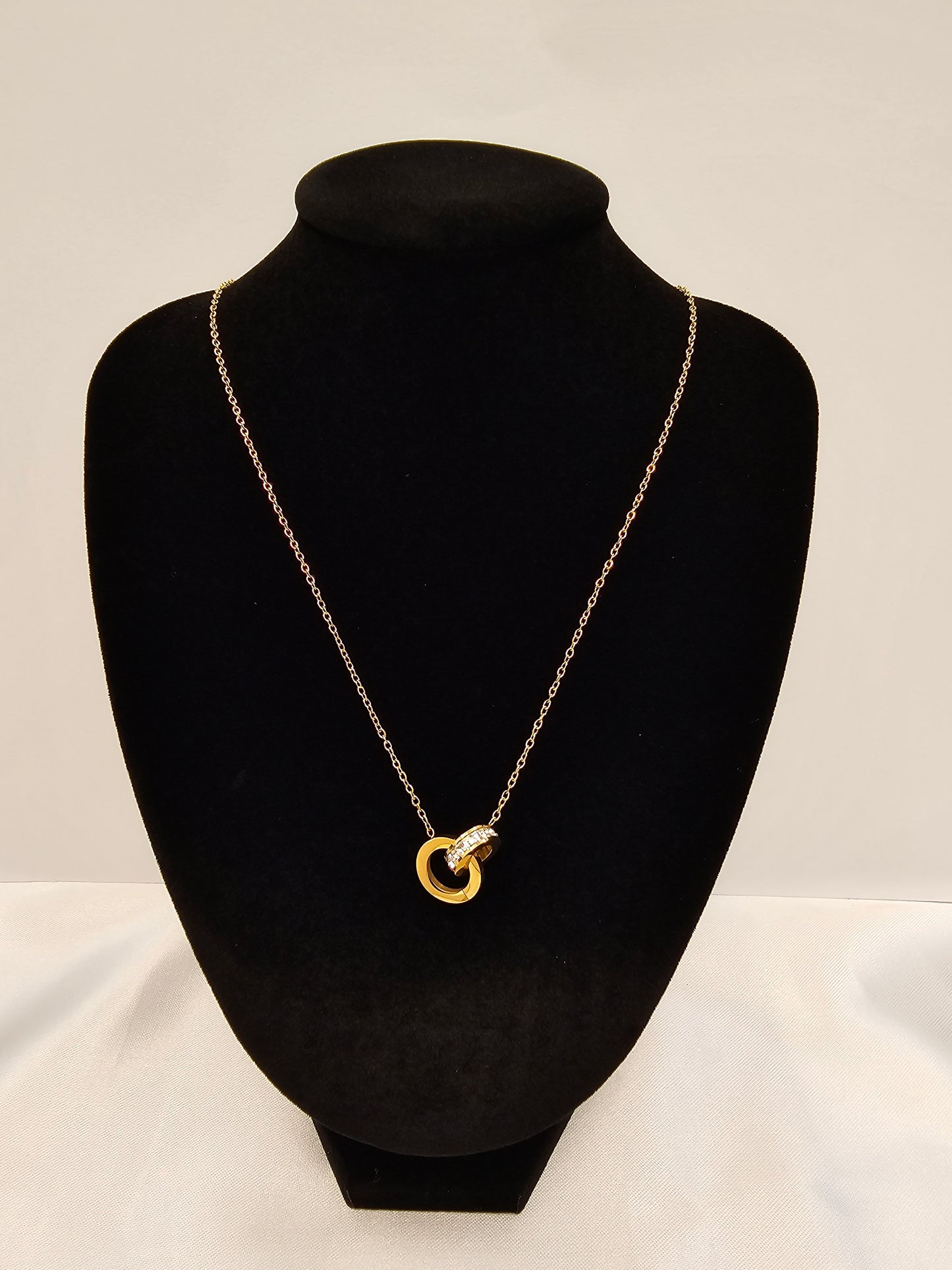 AVVIA INTERLOCKING ROMAN NECKLACE (18K Gold Plated Steel)