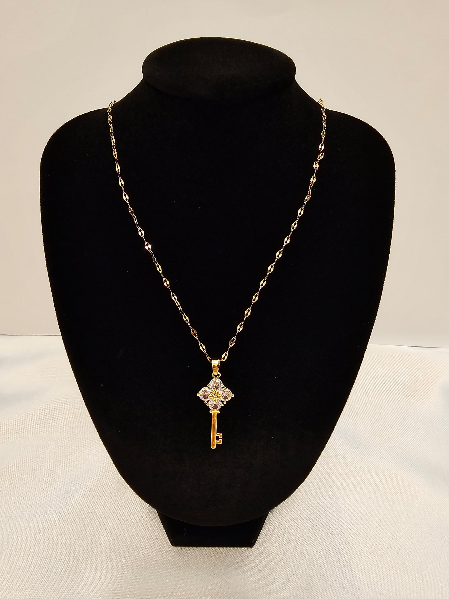 KEY NECKLACE (18K Gold Plated Steel)